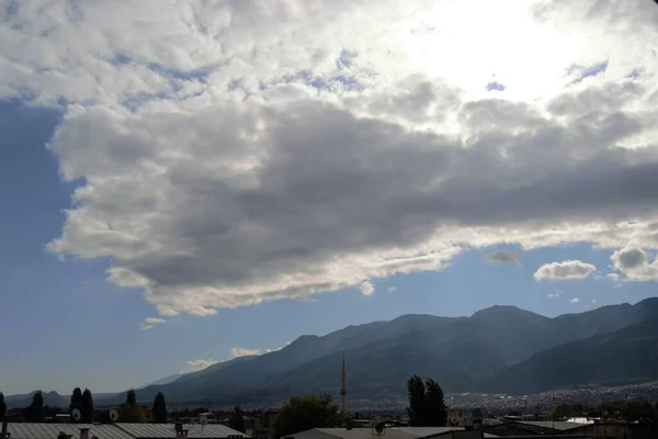 stock image Ulu mountain (Uludag) Bursa view during very cloudy day. Sun lights from sky to city. Minaret and house views.