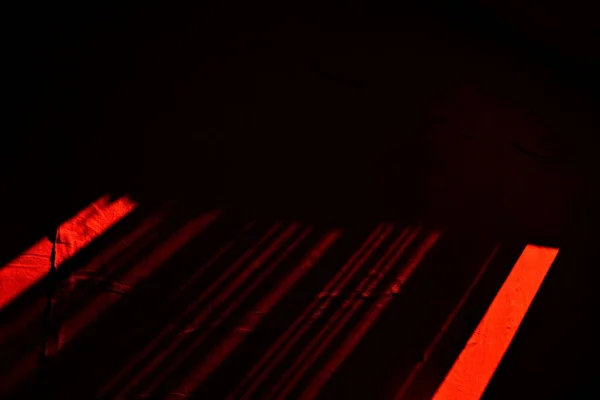 Zwarte Rode Textuur Zonneschijn Lichten Komen Het Creëert Lineaire Textuur — Stockfoto