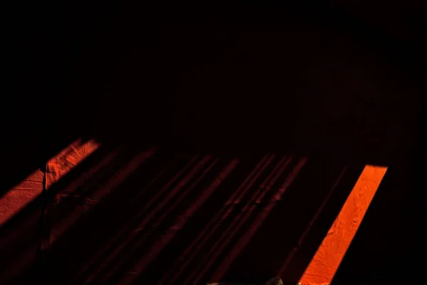Zwarte Rode Textuur Zonneschijn Lichten Komen Het Creëert Lineaire Textuur — Stockfoto