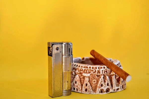 Retro Und Vintage Aschenbecher Und Kleine Kubanische Zigarre Metallic Und — Stockfoto