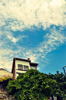 Bursa 'daki antik bina ve mavi bulutlu gökyüzü Golyazi Gölü, Türkiye.