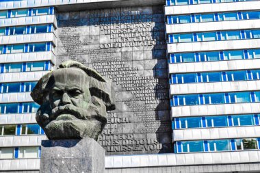 GERÇEK. Şemsiye. 10.09.2011. Karl Marx anıtı ve yazıları eski tarz binalarla birlikte..