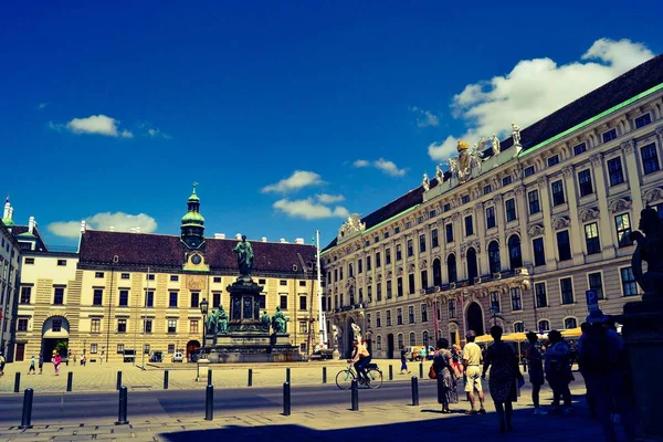 Wiedeń Austria 2012 Widok Pałac Hofburg Ludzie Turyści Spacerujący Posągach — Zdjęcie stockowe