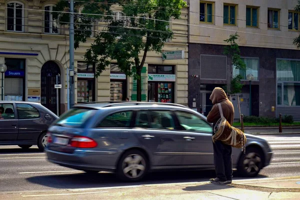 Стоя Ожидая Возле Улицы Человек Выступающий Против Переезда Города Вена — стоковое фото