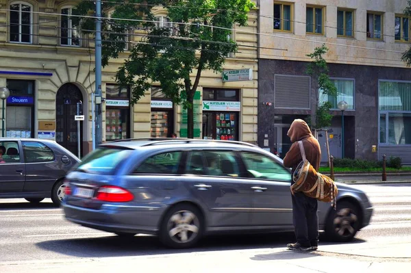 Espera Perto Rua Homem Contra Vida Movimento Cidade Viena Áustria — Fotografia de Stock