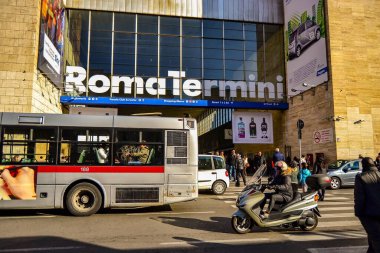 İtalya, Roma, 21.12.2011. Roma Terminali ve gün batımında toplu taşıma.