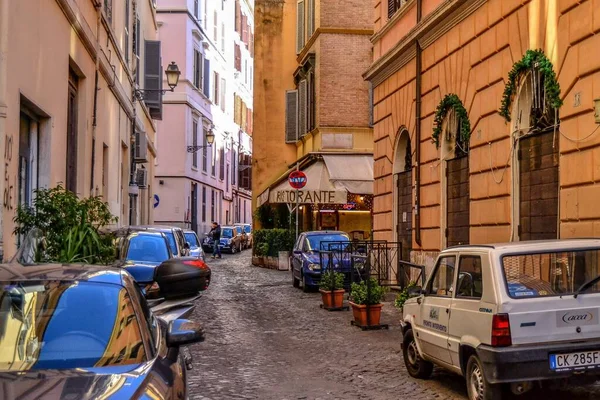 Italia Roma 2011 Antiche Strade Roma Auto Con Grandi Edifici — Foto Stock