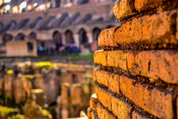 イタリア ローマ 2011 古代の赤レンガに焦点を当てたローマコロッセオの中 — ストック写真