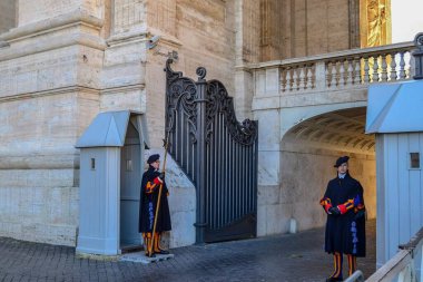 İtalya, VATİKAN, 23.12.2011. Vatikan ve St. Peter Bazilikası 'nda eski ve eski kostümlü askerler