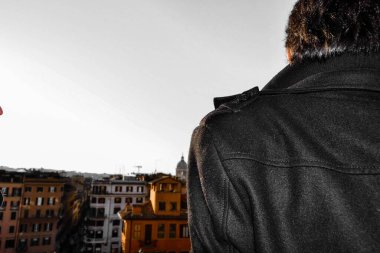 İspanyol merdivenlerinin tepesinden Roma Şehri Panorama 'sına bakan bir adamın arkası..