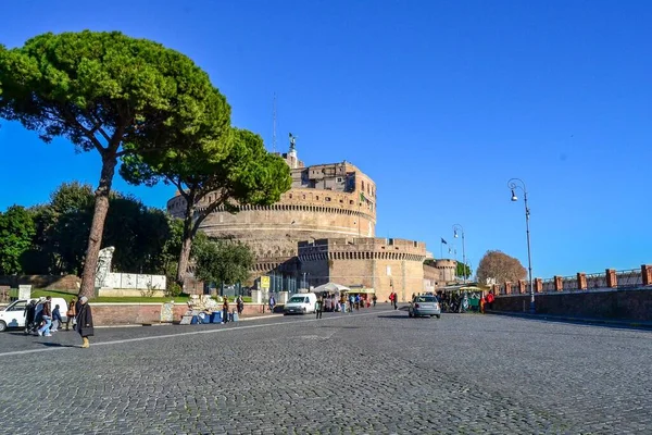 Italie Rome 2011 Castel Sant Angelo Rue Pavée Nombreuses Personnes — Photo