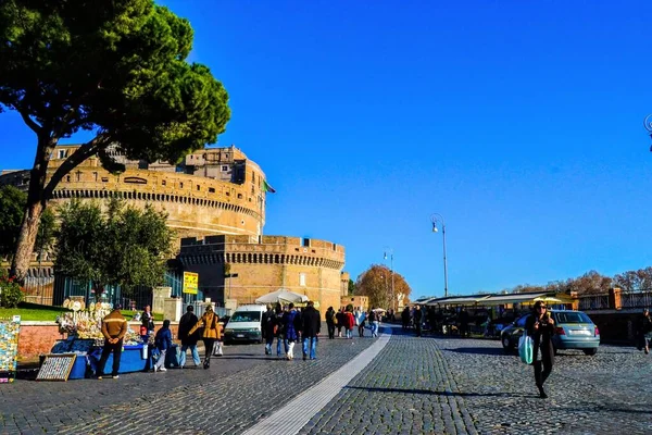 Italie Rome 2011 Castel Sant Angelo Rue Pavée Nombreuses Personnes — Photo