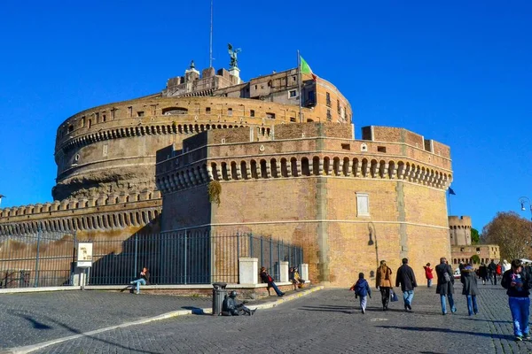 Italia Roma 2011 Castel Sant Angelo Calle Adoquinada Muchas Personas —  Fotos de Stock