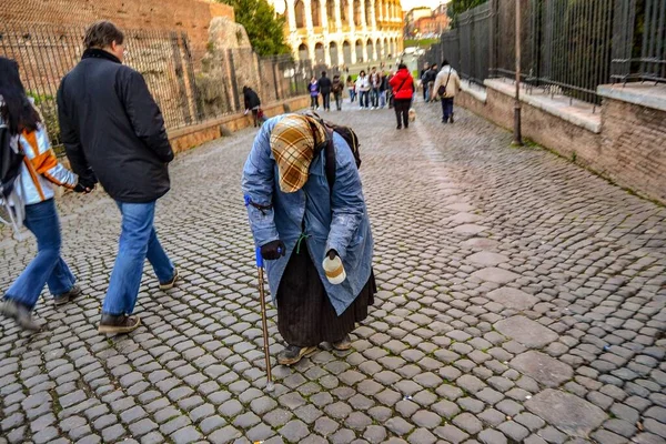 Włochy Rzym 2011 Stara Kobieta Żebrak Pobliżu Koloseum Rzymu — Zdjęcie stockowe