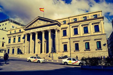 İspanya, Madrid, 16.02.2012. Milletvekilleri Kongresi (Congreso de los Diputados) büyük bulut bulutlu hava.