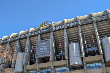 İspanya, Madrid, 17.02.2012. Güneşli bir günde futbol kulübü Real Madrid 'in Bernabeu Stadyumu' nun cephesi.