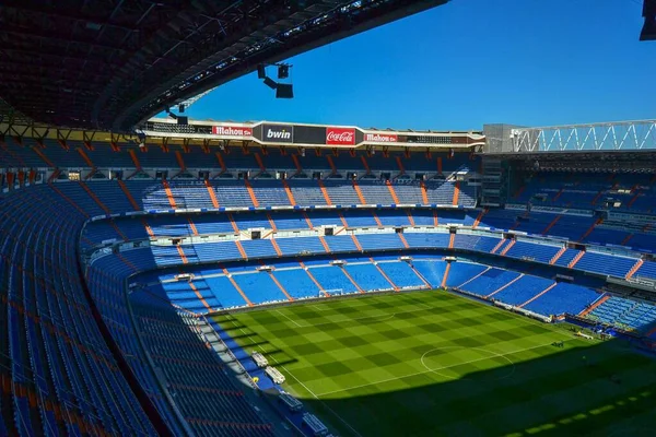 İspanya, Madrid, 17.02.2012. Güneşli bir günde futbol kulübü Real Madrid 'in Bernabeu Stadyumu tamamen boş..