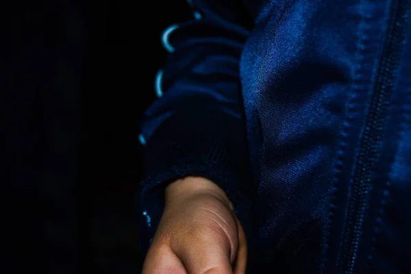 Foi Miúdo Que Tirou Foto Ele Está Vestindo Camisola Azul — Fotografia de Stock