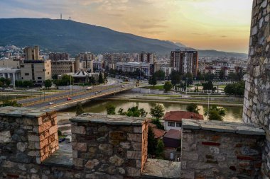 09.08.2018. Üsküp, Makedonya. Günbatımında antik Osmanlı Kalesi, Vardar Nehri ve Vodno Dağı manzarası.