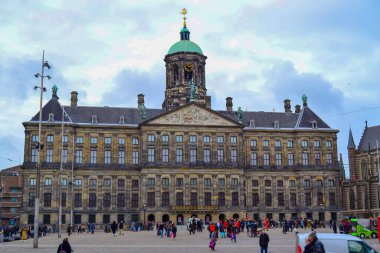 14.02.2012. Amsterdam mı? Hollanda 'da. Amsterdam 'daki eski binalar, kışın ve bulutlu havada.