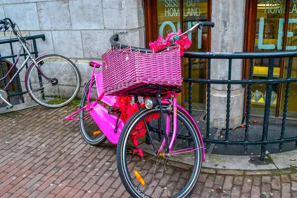 1412 Год Амстердам Нидерланды Розовый Винтажный Велосипед Улицах Амстердама Дождливый — стоковое фото