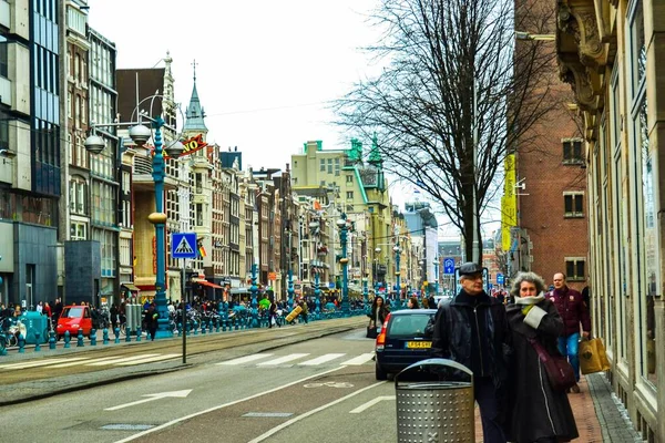 2012年2月14日 アムステルダムだ オランダ アムステルダムの街の景色 冬の間に車や人とクラウンストリート — ストック写真