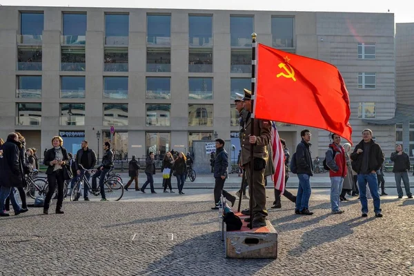 2011 在勃兰登堡前的柏林街上悬挂苏联国旗 穿旧衣服的士兵拿着苏联国旗 另一个拿着美国国旗 — 图库照片