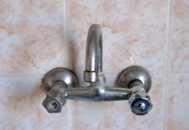 Mutfakta iyi bir geçmişi olan eski ve eski tip bir musluk..