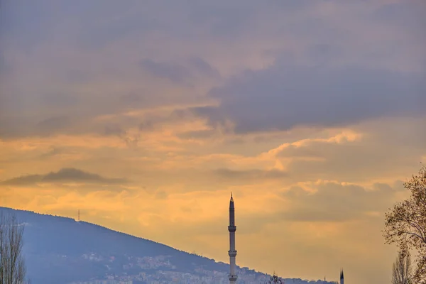 Enorme Plataan Minaret Met Ulu Berg Uludag Tijdens Zonsondergang Achtergrond — Stockfoto