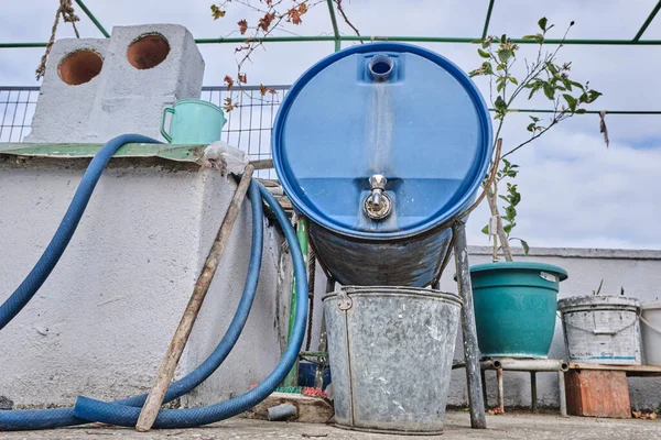 Pequeño Limonero Gabinete Agua Azul Fondo Ciudad Durante Clima Nublado — Foto de Stock