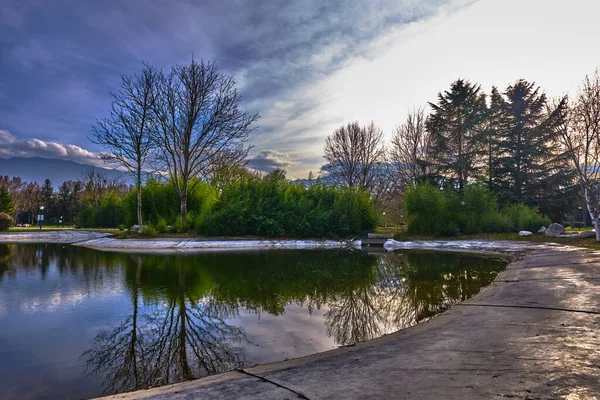 Piccolo Lago Laghetto Con Riflesso Alberi Piante Montagna Enorme Nuvole — Foto Stock