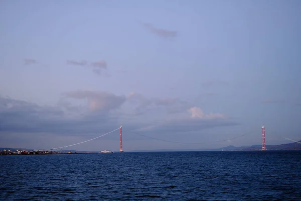 Türkiye 'de bir köprünün yapım aşaması, Çanakkale Denizi' nden sabahın erken saatlerinde anakkale.