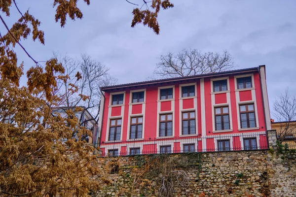 Różowy Starożytny Otomański Styl Ogromny Dom Płowdiwie Bułgaria Jesiennych Kolorów — Zdjęcie stockowe