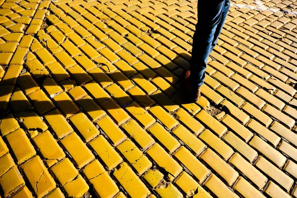 Sofya Bulgaristan Canlı Sarı Kaldırım Taşı Yaya Yolunda Yürüyen Adamlar — Stok fotoğraf