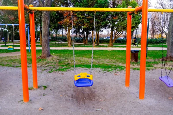 Parque Infantil Baloiço Colorido Sozinho Para Crianças Nos Cascalhos — Fotografia de Stock