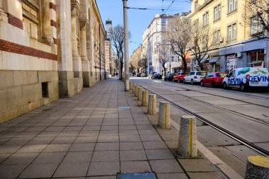 Sofya, Bulgaristan. 06.01.2021. Tramvay yolu ve park arabaları üzerinde halka açık Bulgar caddesi..