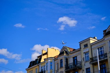 Eski ve mimari bina gökyüzü ve gökyüzü binasının tepesinden uçuş manzarası.