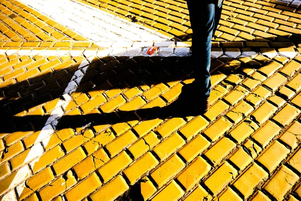 Man Food Vestindo Barco Marrom Ficar Pedra Paralelepípedo Amarelo Branco — Fotografia de Stock