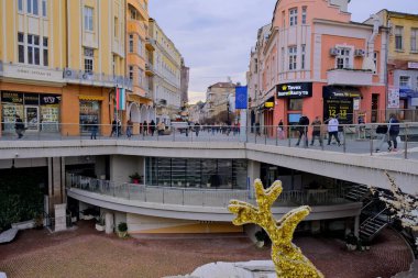 06.01.2021. Plovdiv. Bulgaristan Filibe Roma Stadyumu ve I. Knyaz Alexander Caddesi. Dzhumaya Camii 'nde gezen yerli halk ve turistler