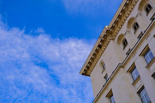 Bulgaristan 'ın başkenti Sofya' daki güzel mimari bina veya evin köşesinde mavi gökyüzü ve beyaz bulutlar