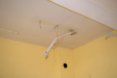 Bulgaristan 'ın eski Sovyet tarzı okulunda terk edilmiş ve kahverengiye dönmüş bir okul. Eski moda şeyler ve sınıfın içinde kırık ışıklar.