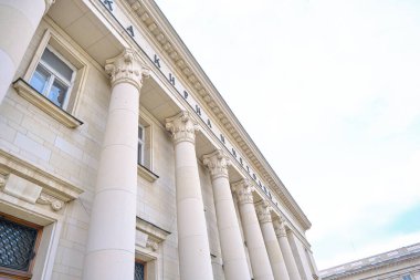 Aziz 'in mimari detayları. Cyril ve Methodius Ulusal Kütüphanesi ve Roma sütunları ve parlak gökyüzü arkaplanı.