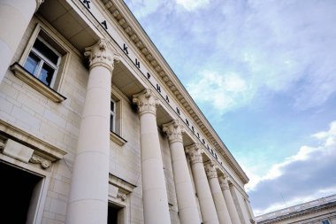 Aziz 'in mimari detayları. Cyril ve Methodius Ulusal Kütüphanesi ve Roma sütunları ve parlak gökyüzü arkaplanı.