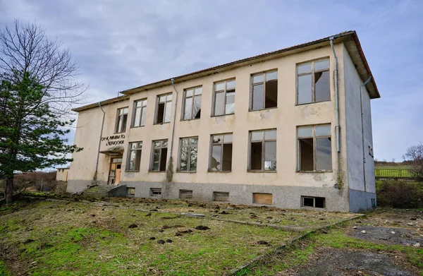 2021 Bulgária Kardzali Old Brownfield Abandonou Escola Soviética Com Céu — Fotografia de Stock