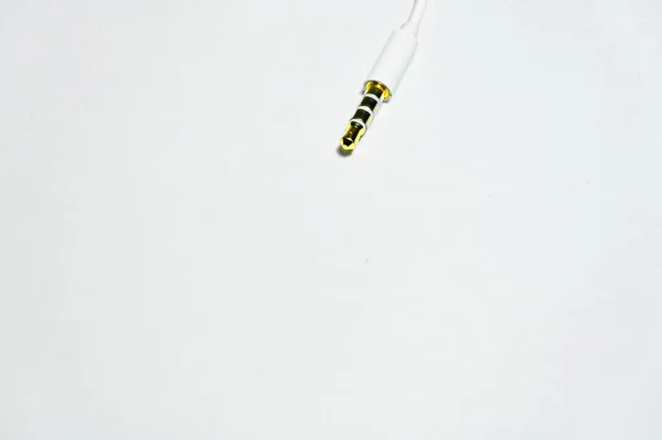 白い隔離された背景とその光沢のある黄色の真鍮と電話接続のためのイヤホンピースの電子女性ソケット — ストック写真