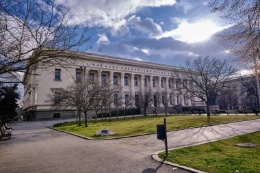 Sts 'in önünde. Cyril ve Methodius Ulusal Kütüphanesi 'nde bir heykel ve üzerinde kurumuş ağaçlar ve caddeler olan küçük bir park var. Bulgaristan. Sofia mı? 06.01.2021.