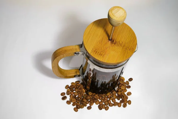 Franse Pers Koffiezetapparaat Witte Grond Arabische Koffiebonen Bodem Van Franse — Stockfoto