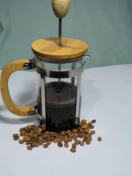 Macchina Caffè Pressa Francese Sul Terreno Bianco Chicchi Caffè Arabo — Foto Stock