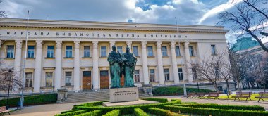 Sts 'in önünde. Cyril ve Methodius Ulusal Kütüphanesi 'nde bir heykel ve üzerinde kurumuş ağaçlar ve caddeler olan küçük bir park var. Bulgaristan. Sofia mı? 06.01.2021.