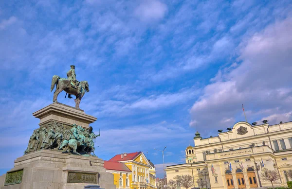 Bulgaristan 'ın başkenti 2. Çar Alexander' ın heykeli: Sofya. Güneşli bir günde mavi gökyüzü arkaplanı olan heykel. 06.01.2021. Sofia mı? Bulgaristan
